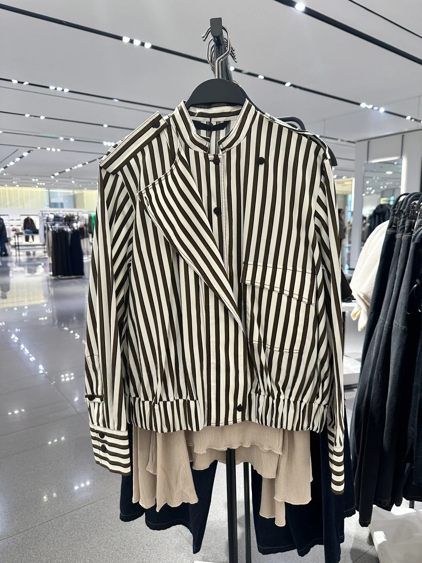 2026 new women's fashion casual versatile pilot jacket jacket style short shirt hem elastic elastic shirt top
2026 new women's fashion casual versatile pilot jacket jacket style short shirt hem elastic elastic shirt top