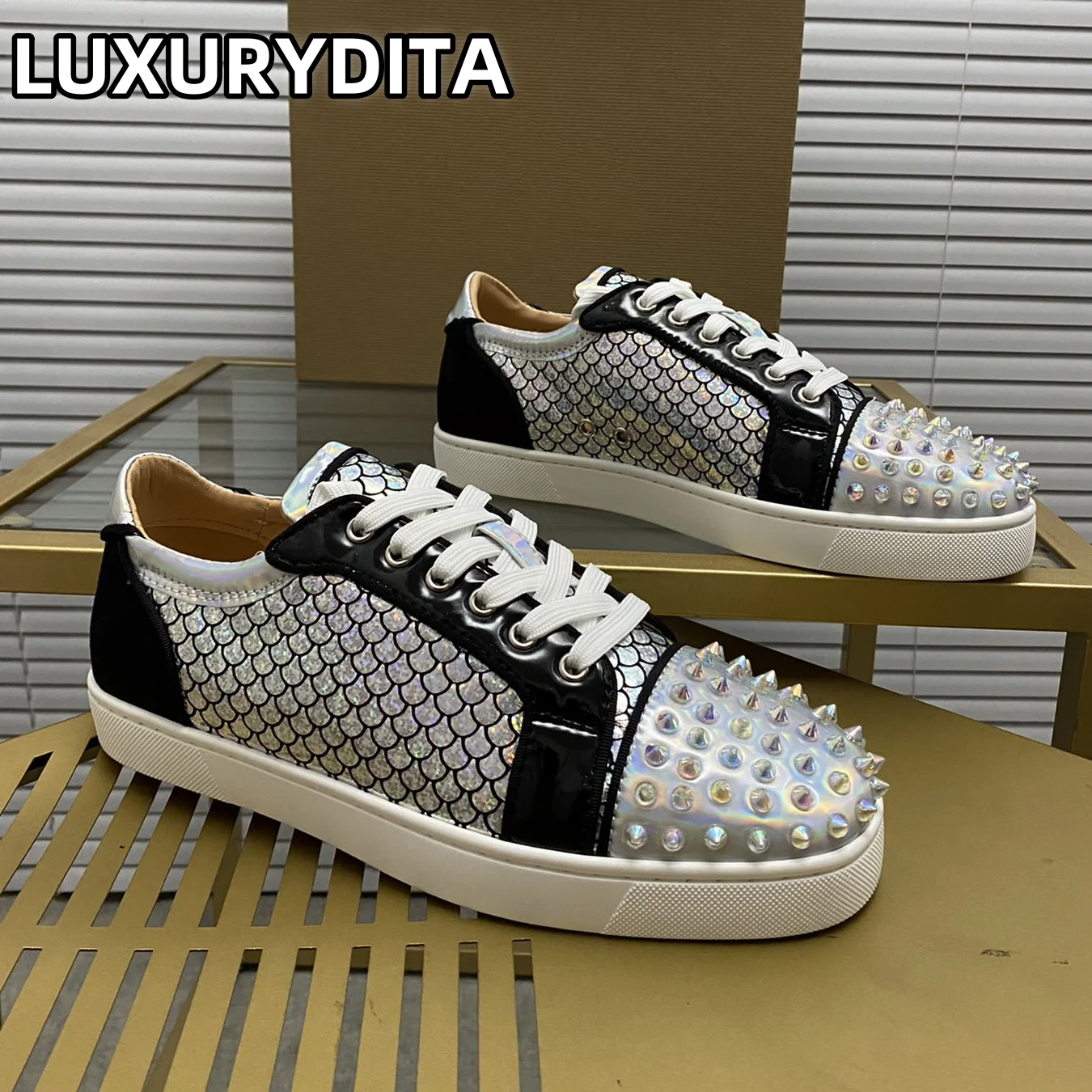 Top Quality Womens Trendy Casual Tennis Shoes Luxury Mens Real Leather Sneakers 35-48 Designr Rivet Red Sole Lovers Shoes M0232
Top Quality Womens Trendy Casual Tennis Shoes Luxury Mens Real Leather Sneakers 35-48 Designr Rivet Red Sole Lovers Shoes M0232