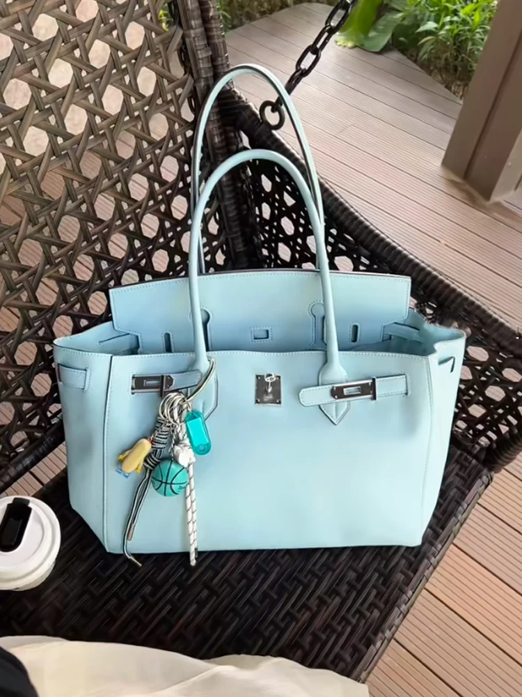 Blue Large Capaci Women's Handbag 2025 New Luxury High-End Sensation Handbag Summer Casual Lo Bule Closure Soft PU
Blue Large Capaci Women's Handbag 2025 New Luxury High-End Sensation Handbag Summer Casual Lo Bule Closure Soft PU