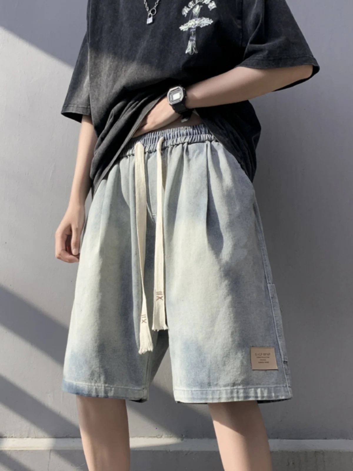 Мужские джинсы-брюки в стиле ретро, летние, повседневные, свободного кроя, длиной до колена, прямые, молодежные, модные, в уличном стиле
Мужские джинсы-брюки в стиле ретро, летние, повседневные, свободного кроя, длиной до колена, прямые, молодежные, модные, в уличном стиле