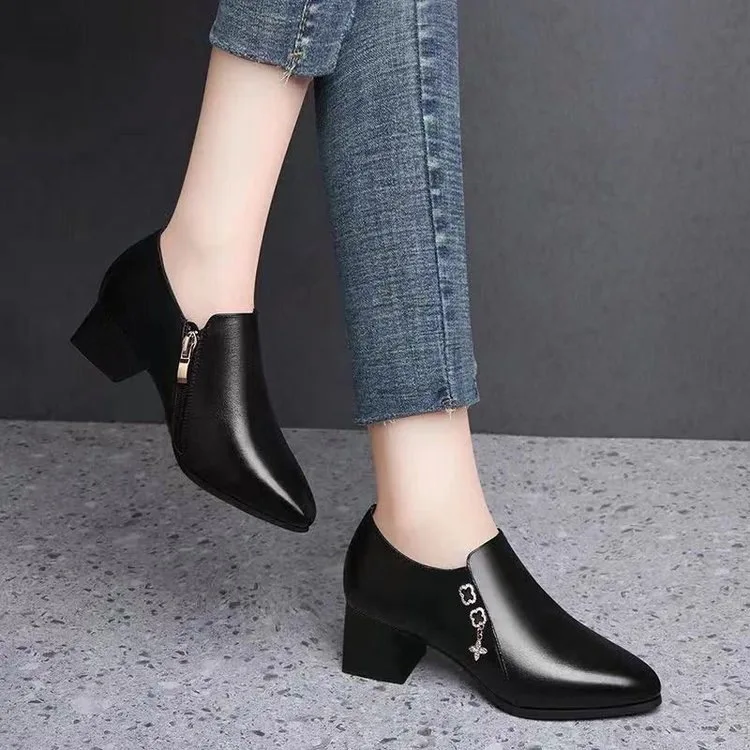 Женские туфли на одинарном каблуке с глубоким вырезом, новые осенние удобные и универсальные кожаные туфли на среднем каблуке для мам среднего возраста
Женские туфли на одинарном каблуке с глубоким вырезом, новые осенние удобные и универсальные кожаные туфли на среднем каблуке для мам среднего возраста