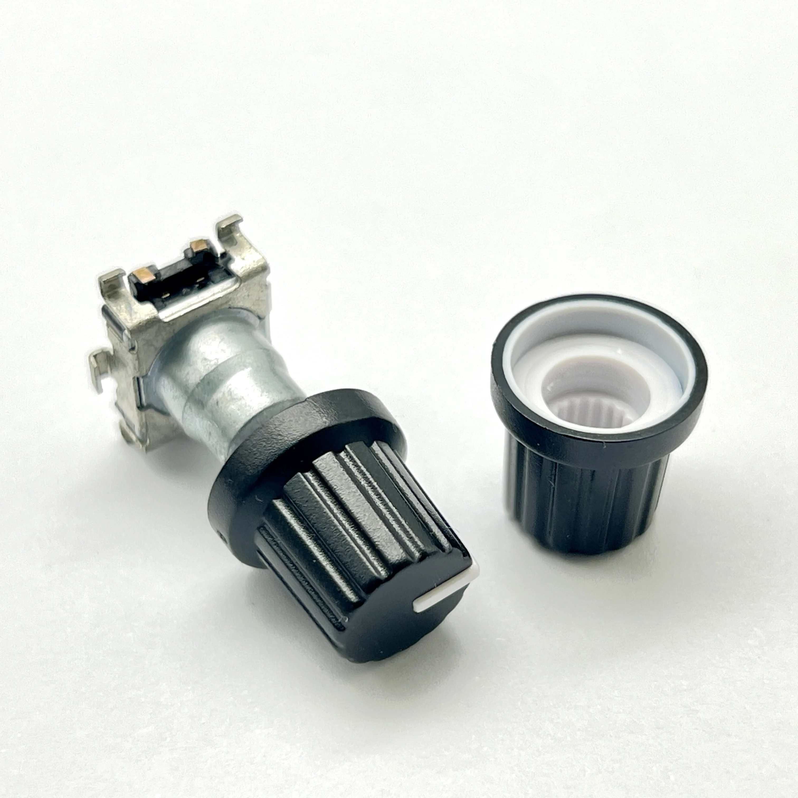 50 pcs imported potentiometer, plum blossom axis knob, hat, mixing console dedicated 15x15mm black and white indicator
50 pcs imported potentiometer, plum blossom axis knob, hat, mixing console dedicated 15x15mm black and white indicator