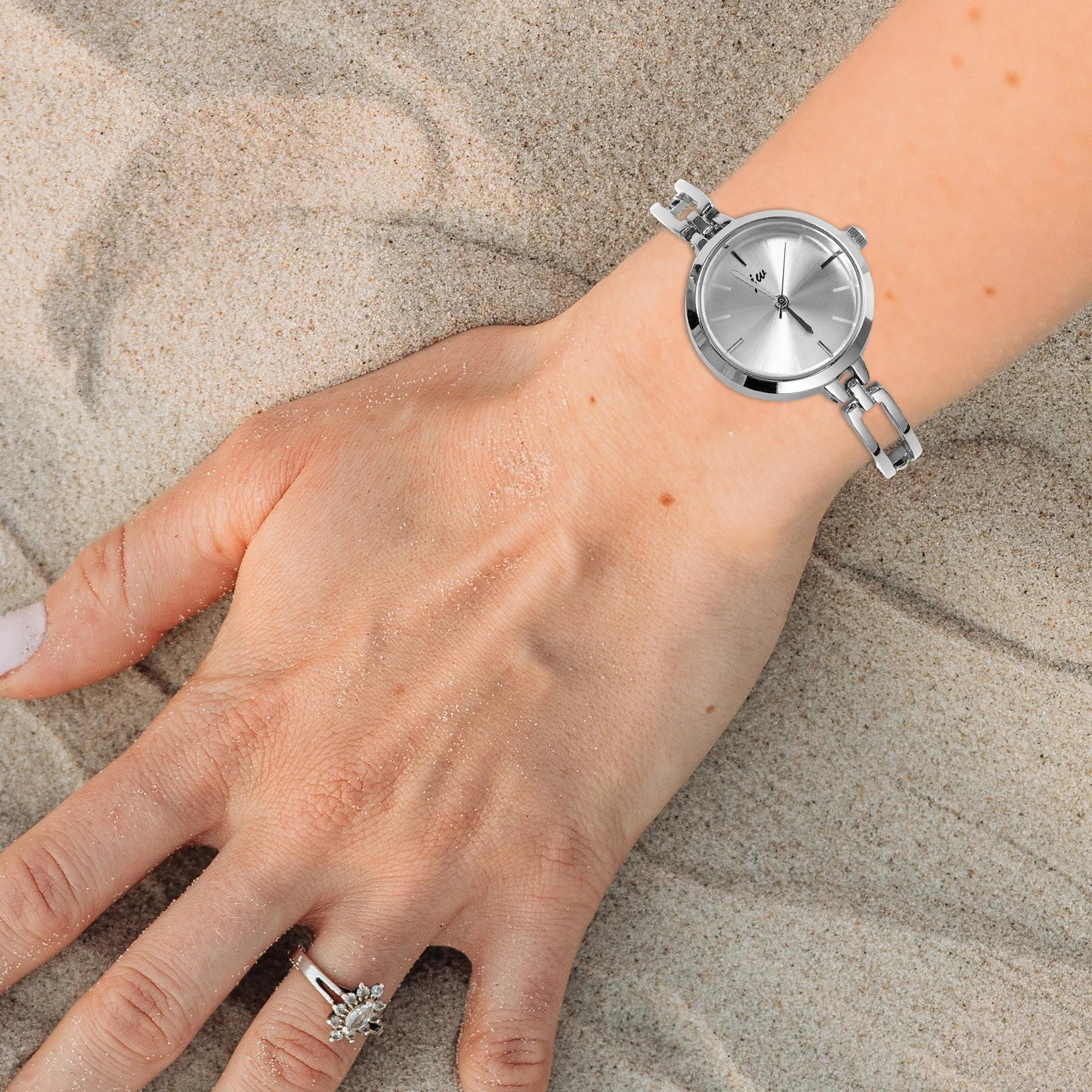 Масштабные часы Элегантные женские кварцевые модные часы Нежные изысканные модные женские часы
Масштабные часы Элегантные женские кварцевые модные часы Нежные изысканные модные женские часы