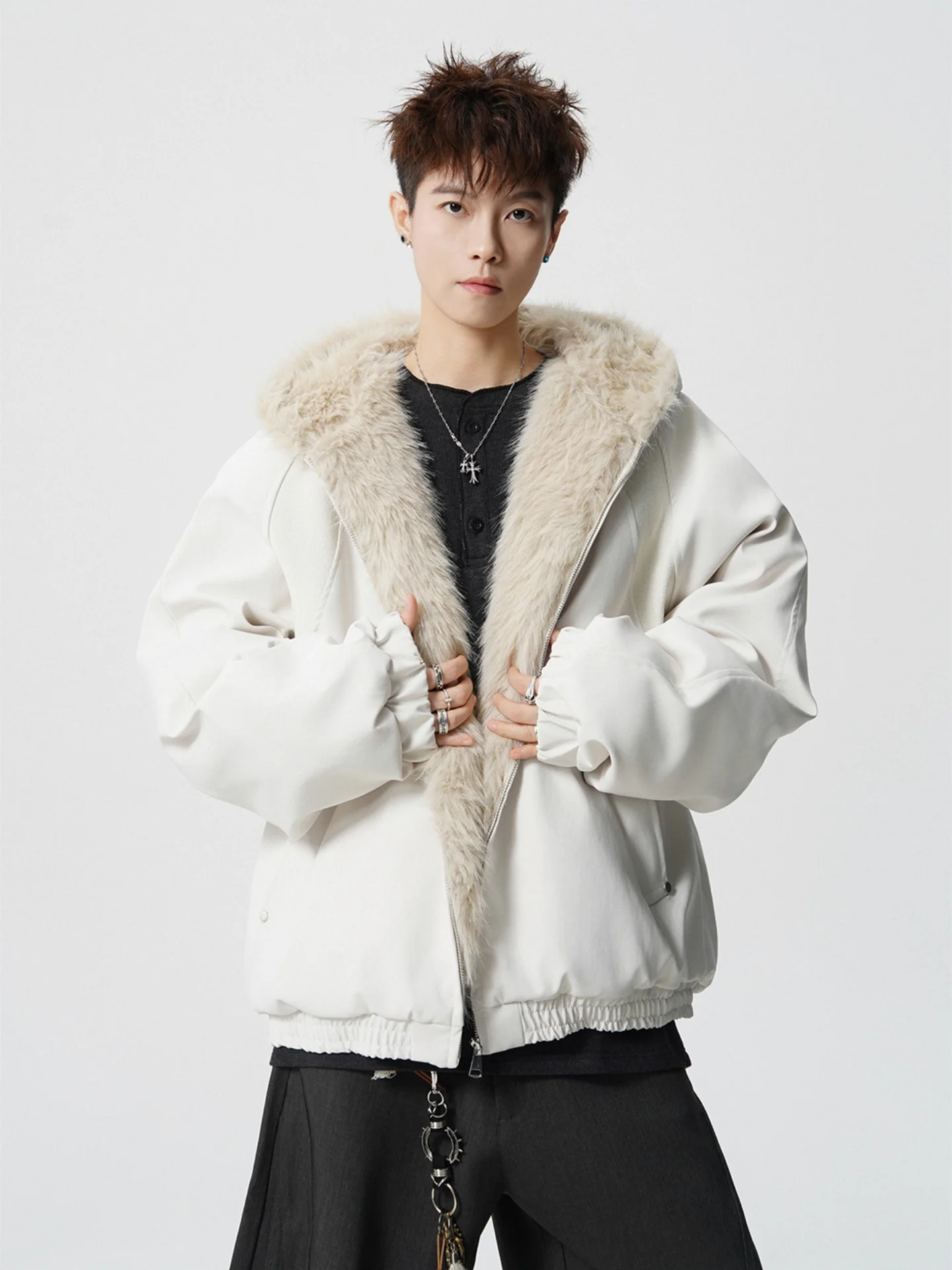 Утепленная куртка из искусственной кожи с капюшоном и большим меховым воротником для мужчин, зимняя теплая повседневная куртка на молнии с длинными рукавами
Утепленная куртка из искусственной кожи с капюшоном и большим меховым воротником для мужчин, зимняя теплая повседневная куртка на молнии с длинными рукавами