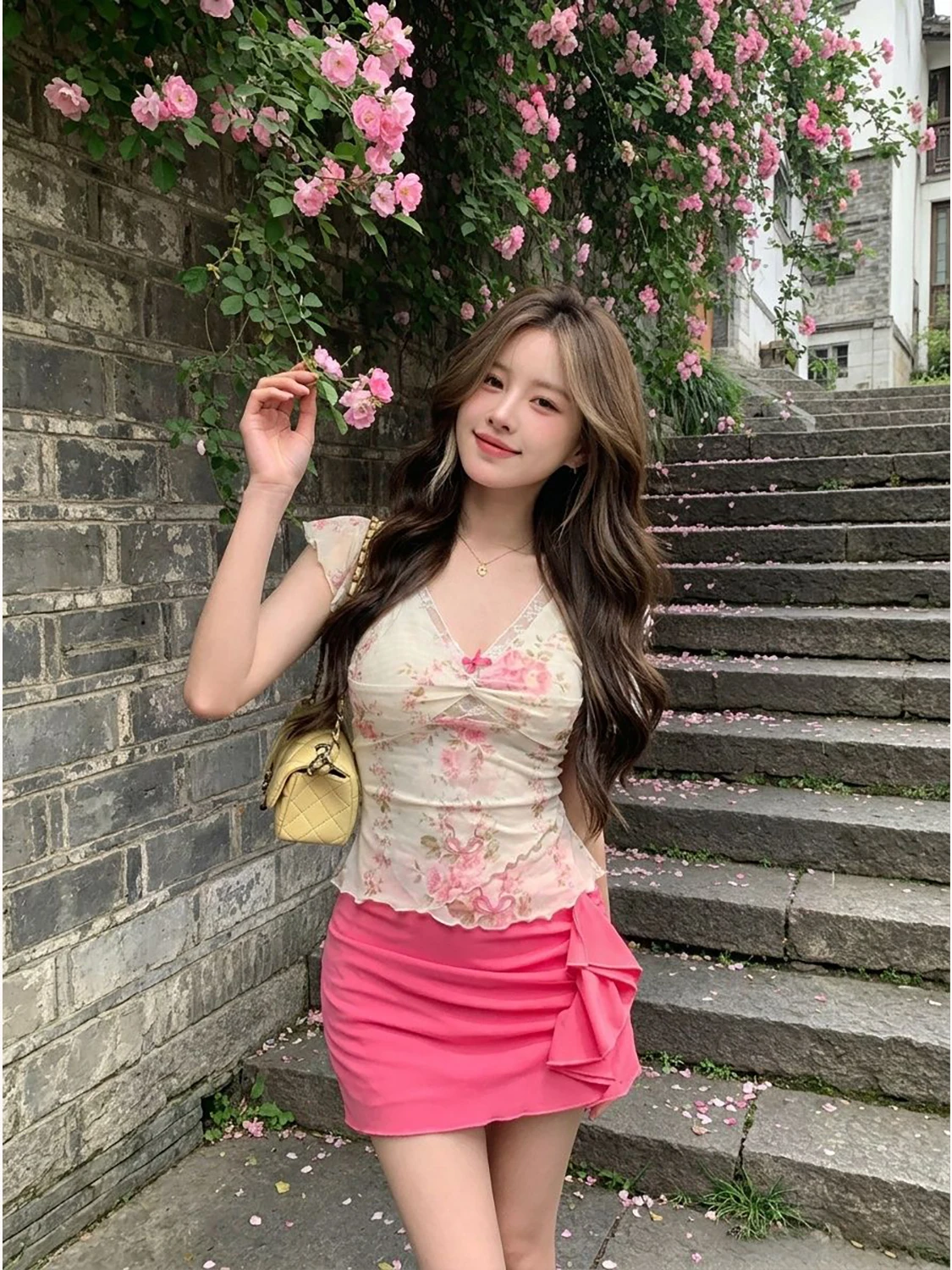 Korean Style Sweet Spicy Floral Lace V-Neck Short Sleeve Women's Top Summer Fashionable Casual Wear Commute Style
Korean Style Sweet Spicy Floral Lace V-Neck Short Sleeve Women's Top Summer Fashionable Casual Wear Commute Style