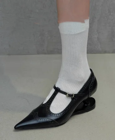 Новинка 2025 года, женские туфли-лодочки Marry Jane в стиле ретро с однотонным острым носком, туфли-лодочки с резным узором и пряжкой на каблуке с ремешком на блоке
Новинка 2025 года, женские туфли-лодочки Marry Jane в стиле ретро с однотонным острым носком, туфли-лодочки с резным узором и пряжкой на каблуке с ремешком на блоке