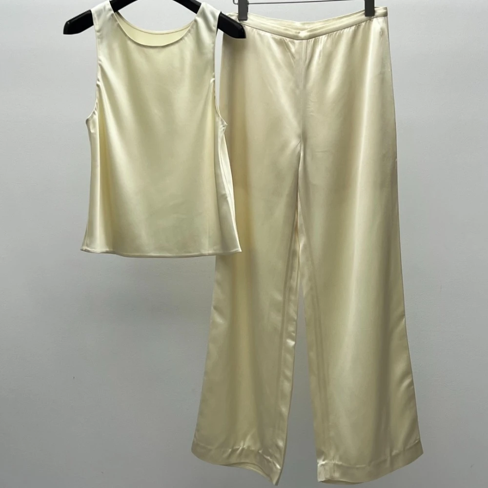 Off-white Satin Sleeveless Top and Wide-leg Pants Set
Off-white Satin Sleeveless Top and Wide-leg Pants Set