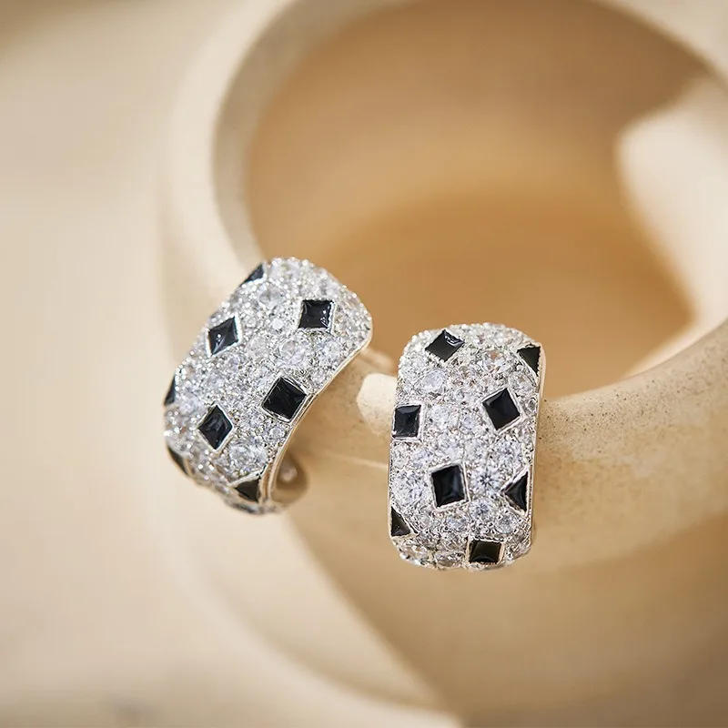 S925 Silver Needle French Retro Inlaid Zircon Women High Quality Earrings Birthday Wedding Party Travel Jewelry Accessories
S925 Silver Needle French Retro Inlaid Zircon Women High Quality Earrings Birthday Wedding Party Travel Jewelry Accessories