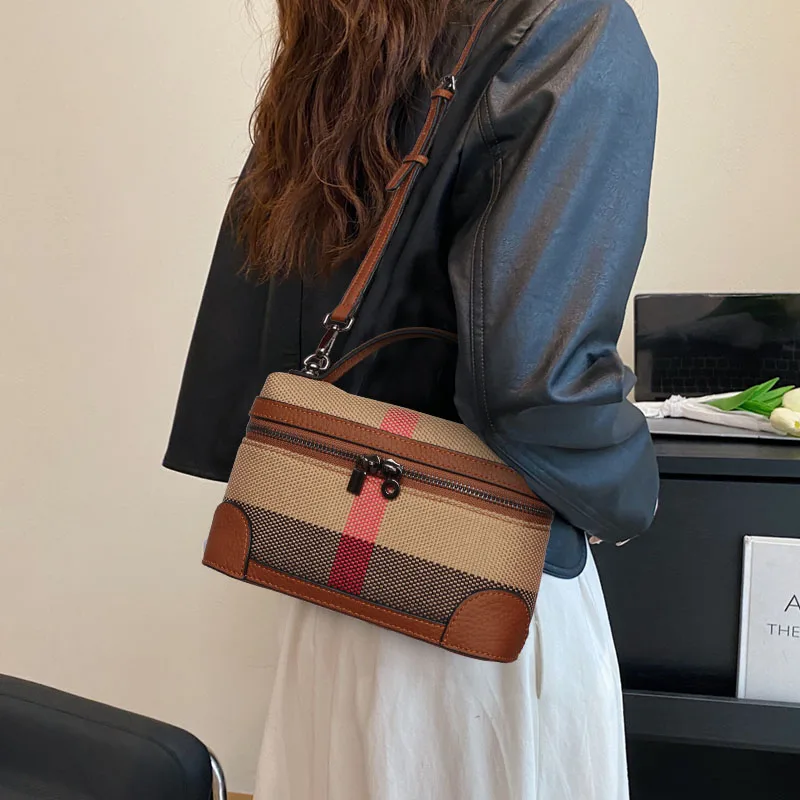 New Women's One Shoulder Crossbody Bag Canvas with Cowhide Plaid Pattern Phone Bag
New Women's One Shoulder Crossbody Bag Canvas with Cowhide Plaid Pattern Phone Bag