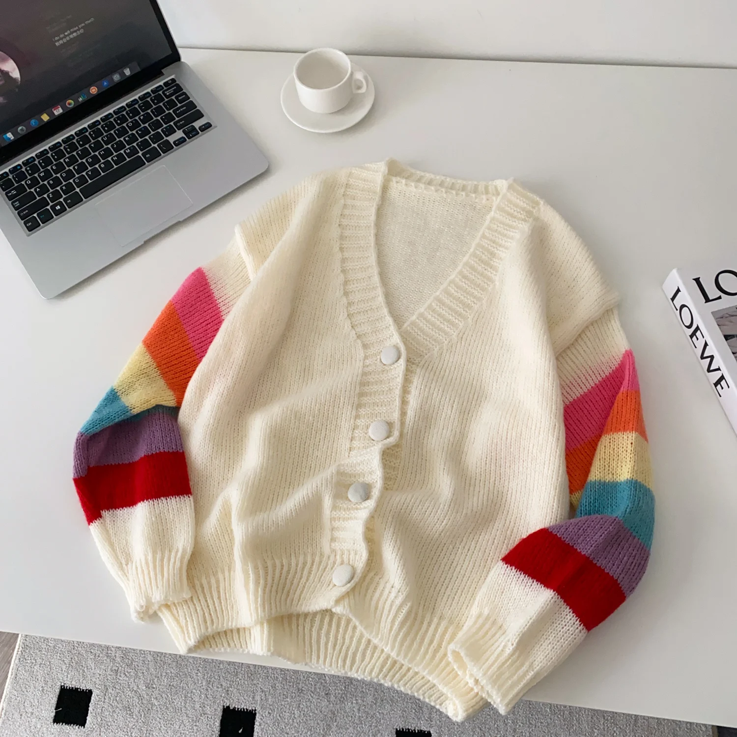 Stripe Knitted Sweater Women 2025 Autumn Winter New Korean Style Lazy Style Long Sleeve V-neck Cardigan Simple Temperament Coat
Stripe Knitted Sweater Women 2025 Autumn Winter New Korean Style Lazy Style Long Sleeve V-neck Cardigan Simple Temperament Coat