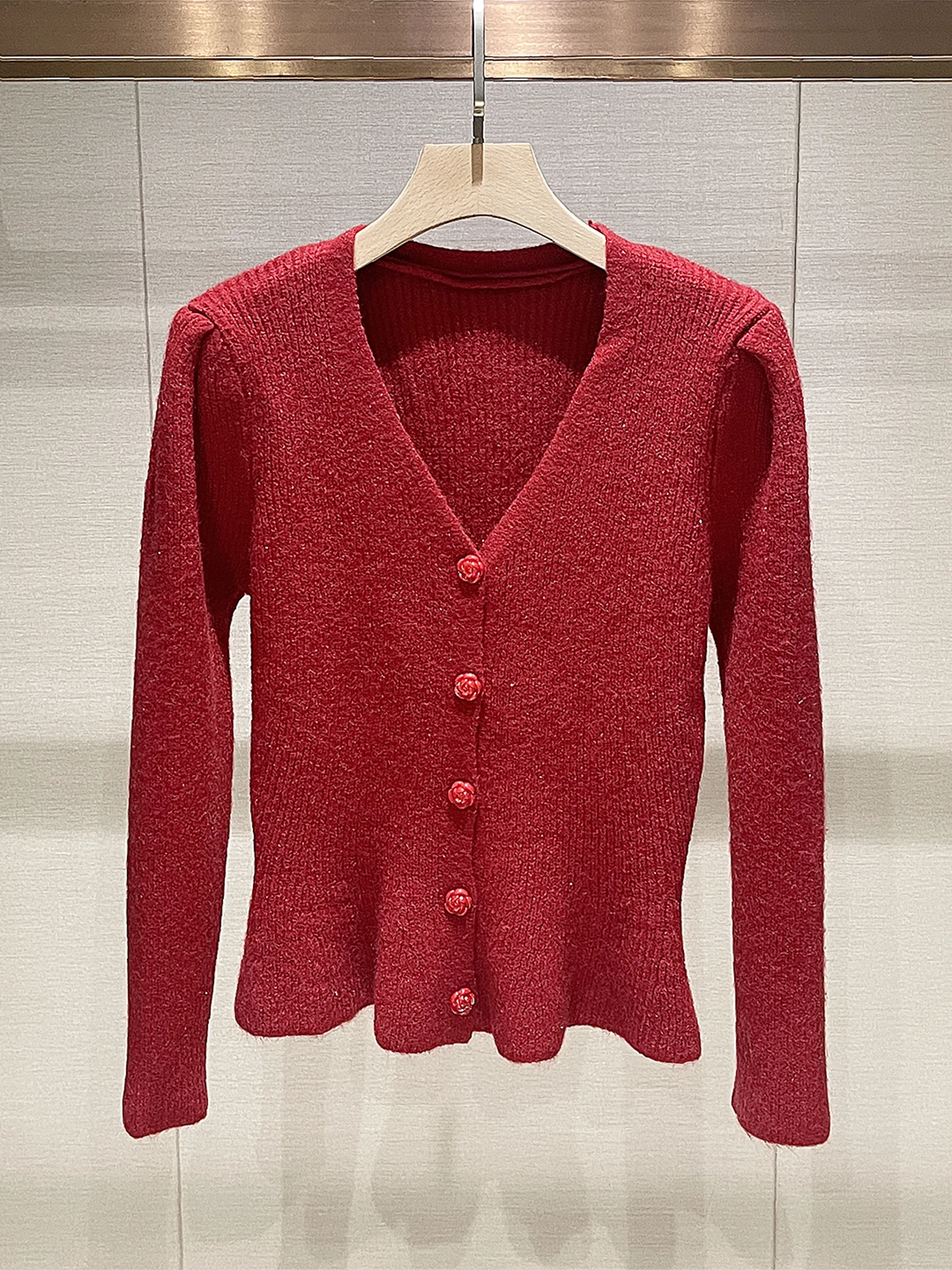 Вязаный топ с V-образным вырезом и длинными рукавами, красный, приталенный, женский, модный, весна 2026, на одной пуговице, плиссированный, повседневный стиль
Вязаный топ с V-образным вырезом и длинными рукавами, красный, приталенный, женский, модный, весна 2026, на одной пуговице, плиссированный, повседневный стиль