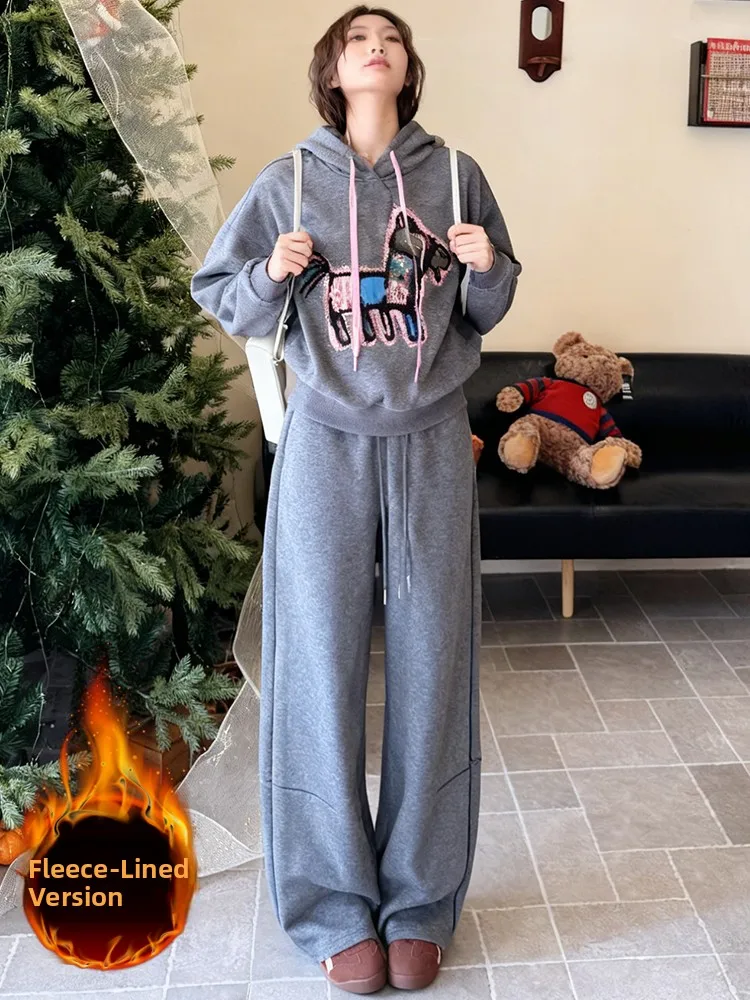 Chic Fleece Lined Sweatshirt And Wide Leg Pants Two Piece Set Casual Sportswear for Women Cute And Vibrant Winter Outfit
Chic Fleece Lined Sweatshirt And Wide Leg Pants Two Piece Set Casual Sportswear for Women Cute And Vibrant Winter Outfit