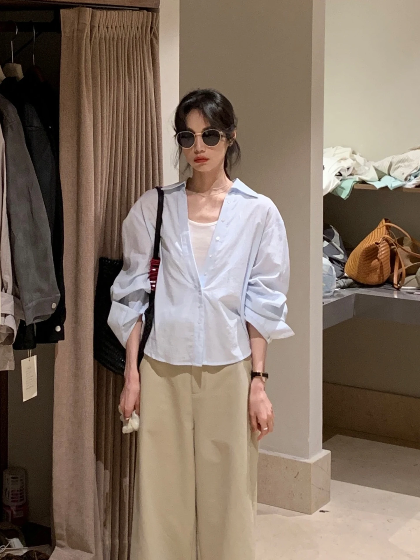 Светло-голубой свободный женский комплект: жилет и прозрачная блузка с длинным рукавом. Новинка весенней коллекции. Премиум-класс.
Светло-голубой свободный женский комплект: жилет и прозрачная блузка с длинным рукавом. Новинка весенней коллекции. Премиум-класс.