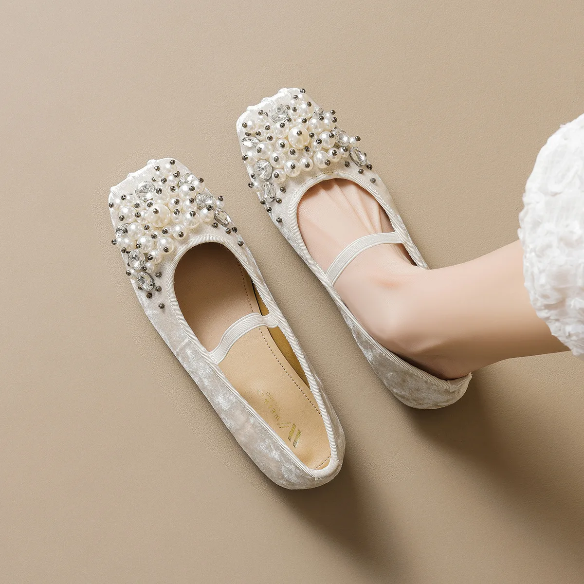 Wewei Ladies Ballet Flats Pearl Soft Bottom Mary Janes Single Shoes Casual Style Embellished with Beads Velvet Upper Flat Heel
Wewei Ladies Ballet Flats Pearl Soft Bottom Mary Janes Single Shoes Casual Style Embellished with Beads Velvet Upper Flat Heel