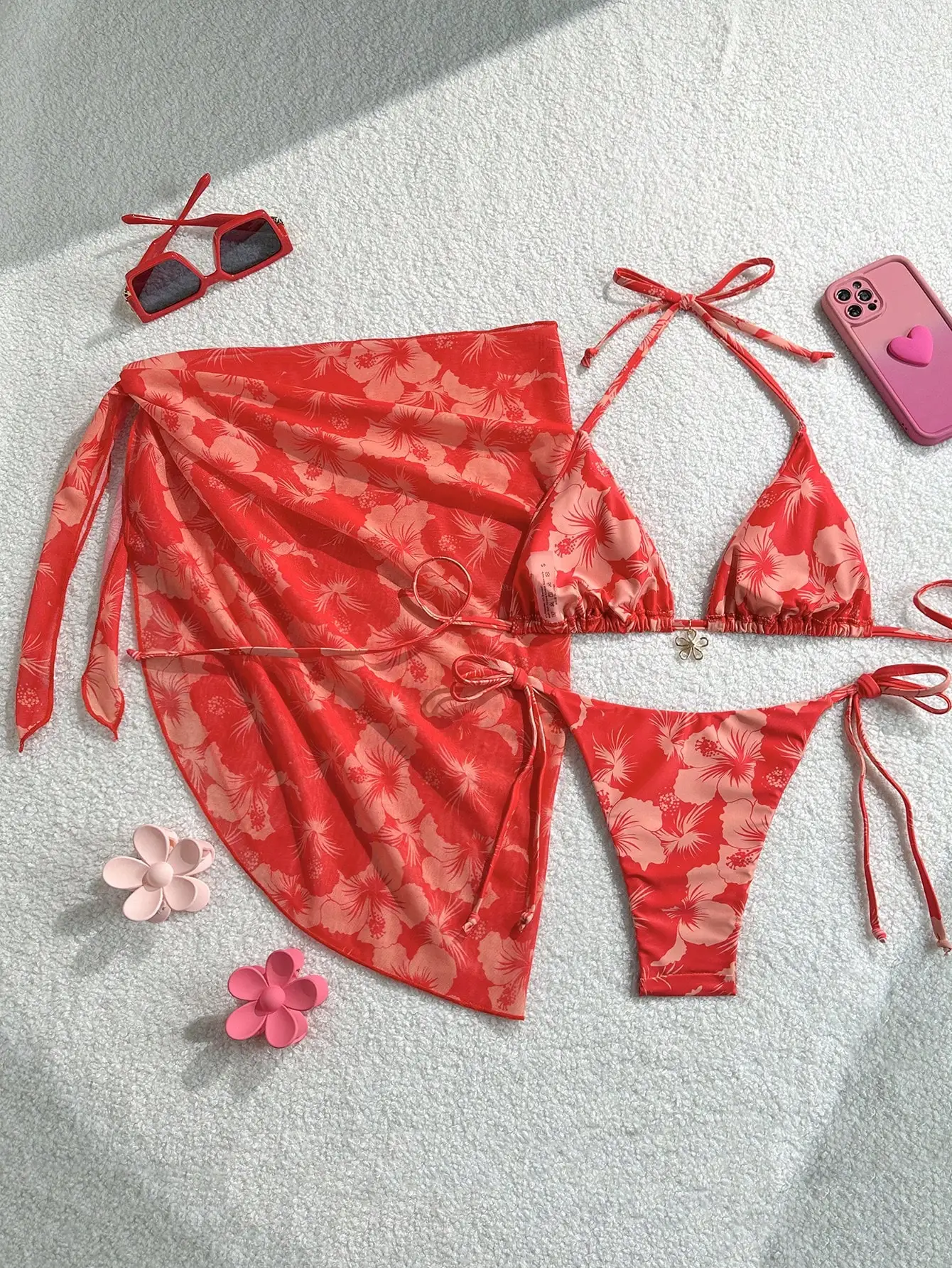 Комплект бикини из 3 предметов с красным цветочным принтом и прозрачной накидкой
Комплект бикини из 3 предметов с красным цветочным принтом и прозрачной накидкой