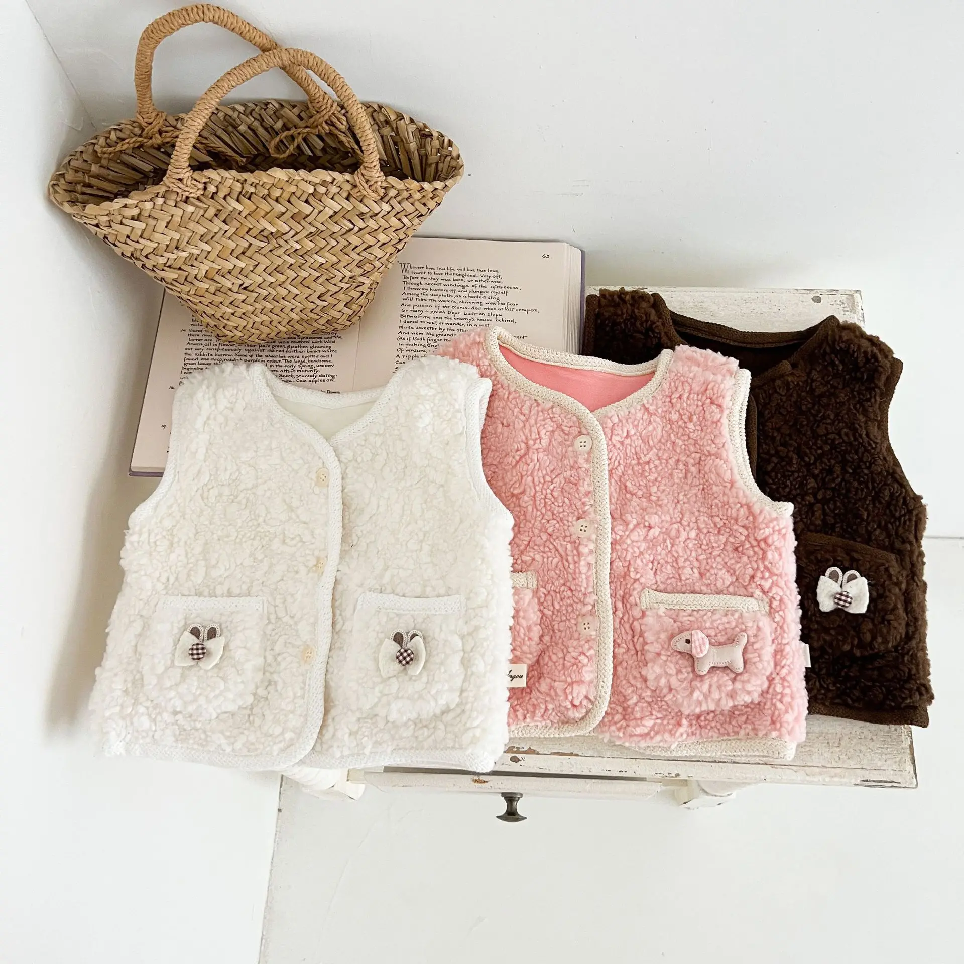 2025 Winter New Baby Sleeveless Lamb Wool Vest Solid Girls Cute Bow Cardigan Coat Plus Velvet Thick Infant Toddler Warm Clothes
2025 Winter New Baby Sleeveless Lamb Wool Vest Solid Girls Cute Bow Cardigan Coat Plus Velvet Thick Infant Toddler Warm Clothes