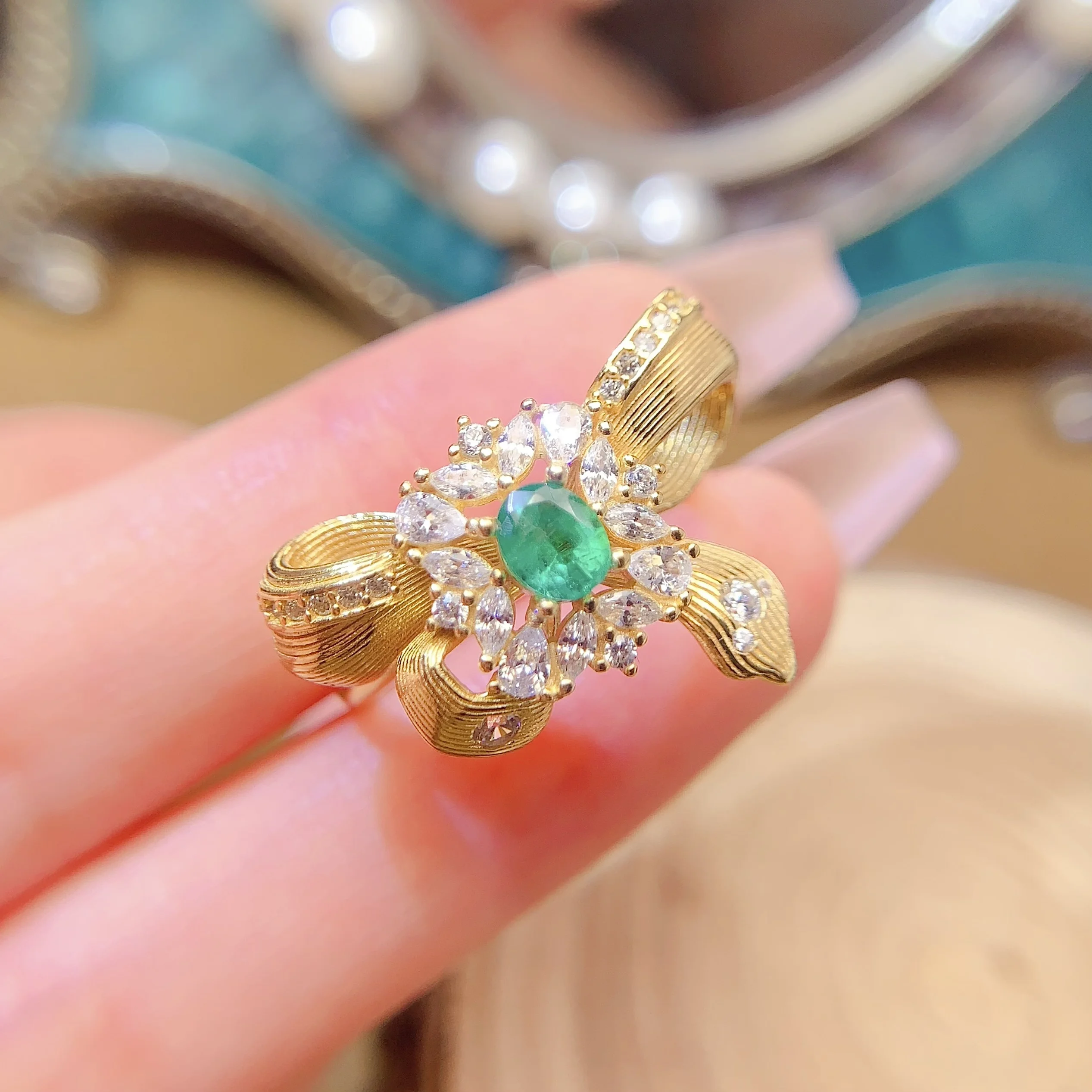 4*5mm Natural Emerald Ring S925 Sterling Silver Certificate Bow Design Fine Fashion Charm Weddings Jewelry for Women
4*5mm Natural Emerald Ring S925 Sterling Silver Certificate Bow Design Fine Fashion Charm Weddings Jewelry for Women