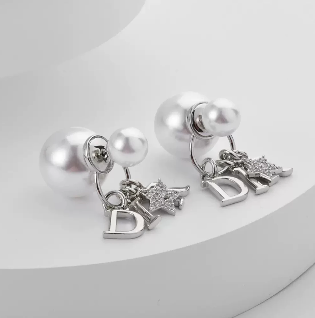 New luxury design-inspired double letter earrings New Year's earrings women high-end ear accessories
New luxury design-inspired double letter earrings New Year's earrings women high-end ear accessories