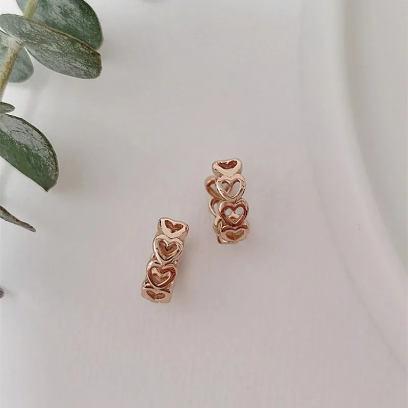 S925 Tremella buckle hollow heart earrings temperament whole body Tremella earrings simple sleep do not need to take off
S925 Tremella buckle hollow heart earrings temperament whole body Tremella earrings simple sleep do not need to take off