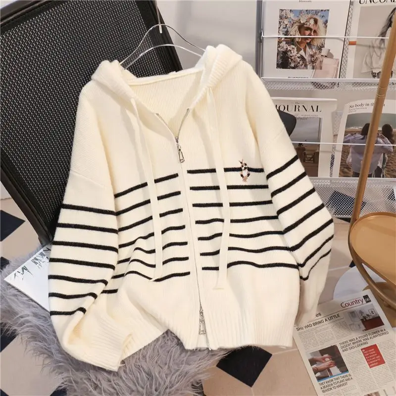 Korean Loose Striped Hooded Zipper Knitted Cardigan Women's 2025 Autumn and Winter New Lazy Style Thick Sweater Jacket
Korean Loose Striped Hooded Zipper Knitted Cardigan Women's 2025 Autumn and Winter New Lazy Style Thick Sweater Jacket