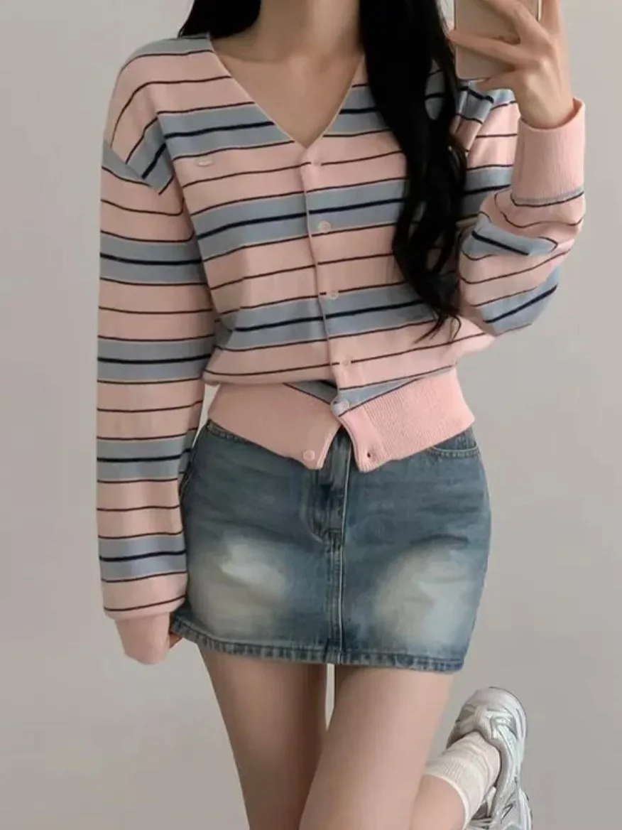 Korean Sle V-Ne Long Sve Knitted Open Cardigan Women's Retro Striped Splicing Button Long Sve Sweater Youthful Design
Korean Sle V-Ne Long Sve Knitted Open Cardigan Women's Retro Striped Splicing Button Long Sve Sweater Youthful Design