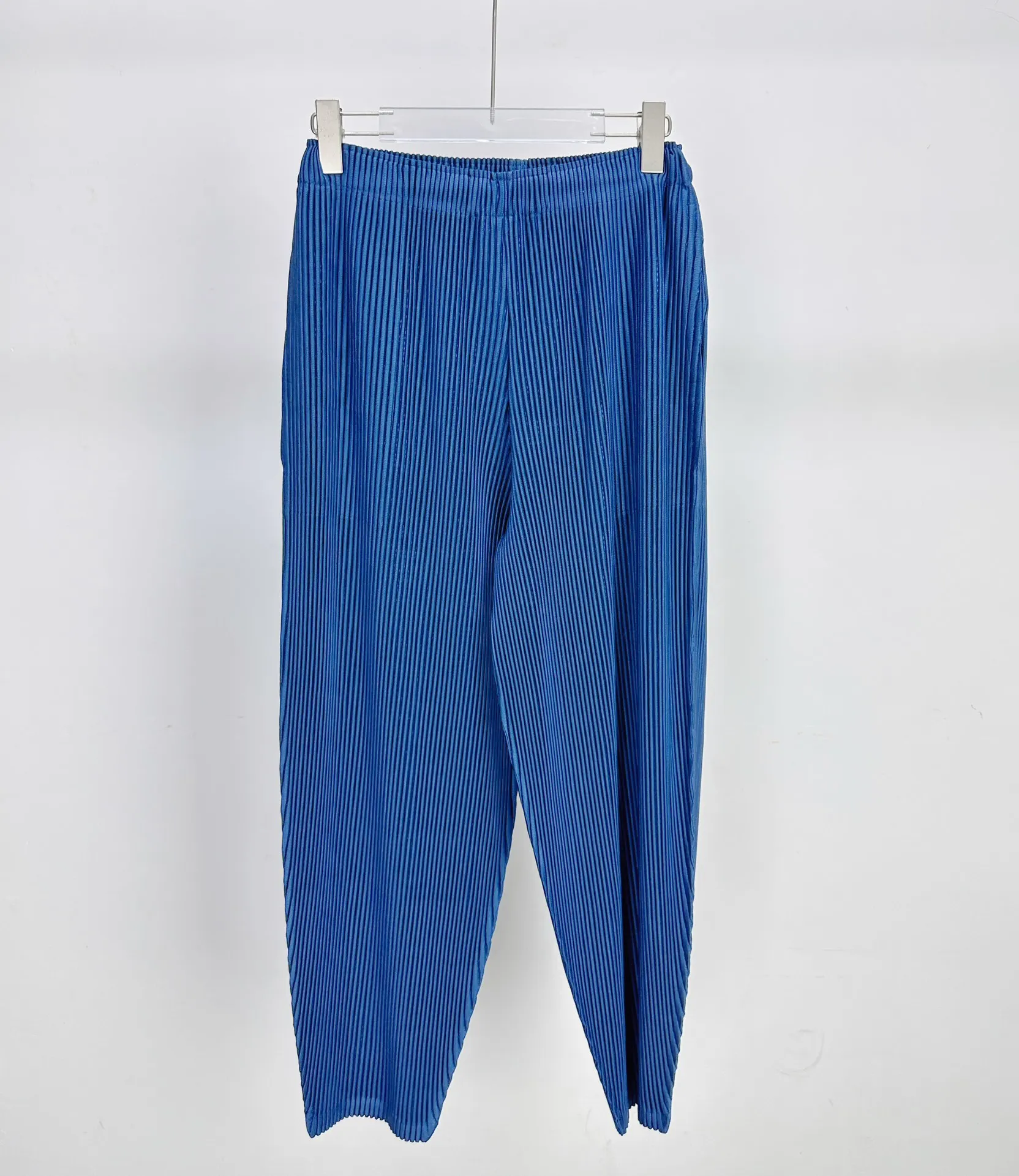 Miyake Pleated Solid Colour Trousers 2025 Summer New Classic High-end Fashion Wide-leg Trousers
Miyake Pleated Solid Colour Trousers 2025 Summer New Classic High-end Fashion Wide-leg Trousers