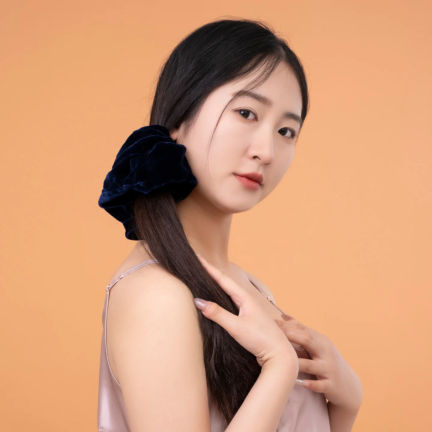 Multi Size Velvet Hair Scrunchie with Mulberry Silk Elastic Hair Tie for Women Ponytail Holder
Multi Size Velvet Hair Scrunchie with Mulberry Silk Elastic Hair Tie for Women Ponytail Holder