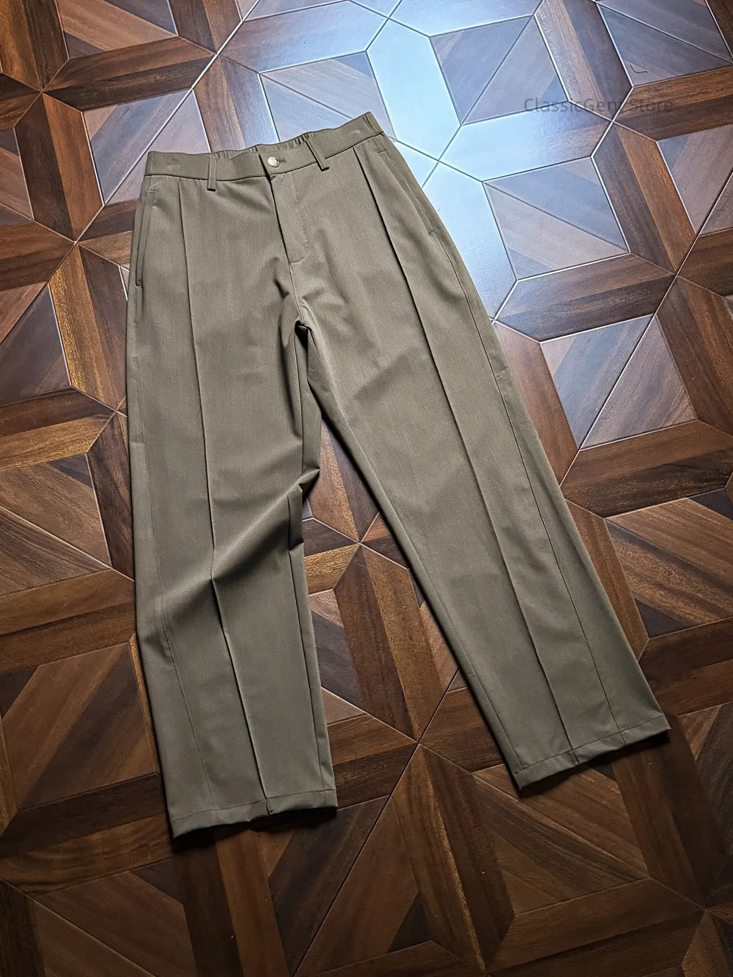 New bird feather green, natural breathable wool, mid-line pleated design 7.7OZ casual trousers
New bird feather green, natural breathable wool, mid-line pleated design 7.7OZ casual trousers