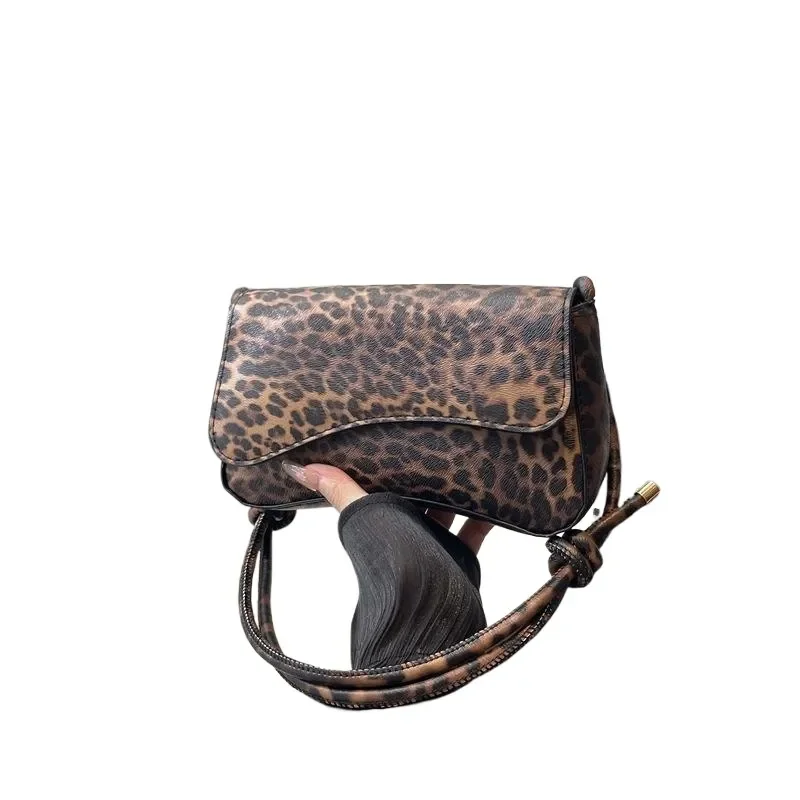 Leopard Print Small Square Bag Retro European American Style Casual Portable Shoulder Crossbody Bag for Women Fashionable
Leopard Print Small Square Bag Retro European American Style Casual Portable Shoulder Crossbody Bag for Women Fashionable