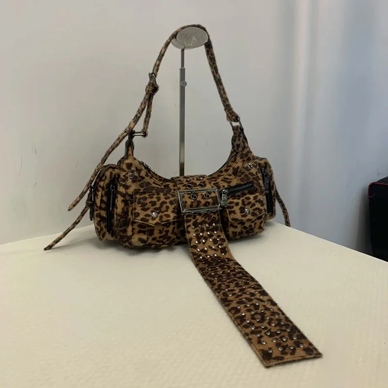 Retro Leopard Print Shoulder Bag Studded Multi Pocket Belt Buckle Decorative Tote Bag Pillow Multifunctional Large Capacity New
Retro Leopard Print Shoulder Bag Studded Multi Pocket Belt Buckle Decorative Tote Bag Pillow Multifunctional Large Capacity New