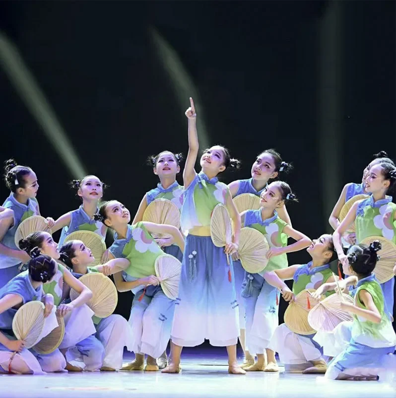 Xiaohe's Charming Childhood Summer Night Dance Costume Children's Performance Costume Modern Dance Performance Costume
Xiaohe's Charming Childhood Summer Night Dance Costume Children's Performance Costume Modern Dance Performance Costume