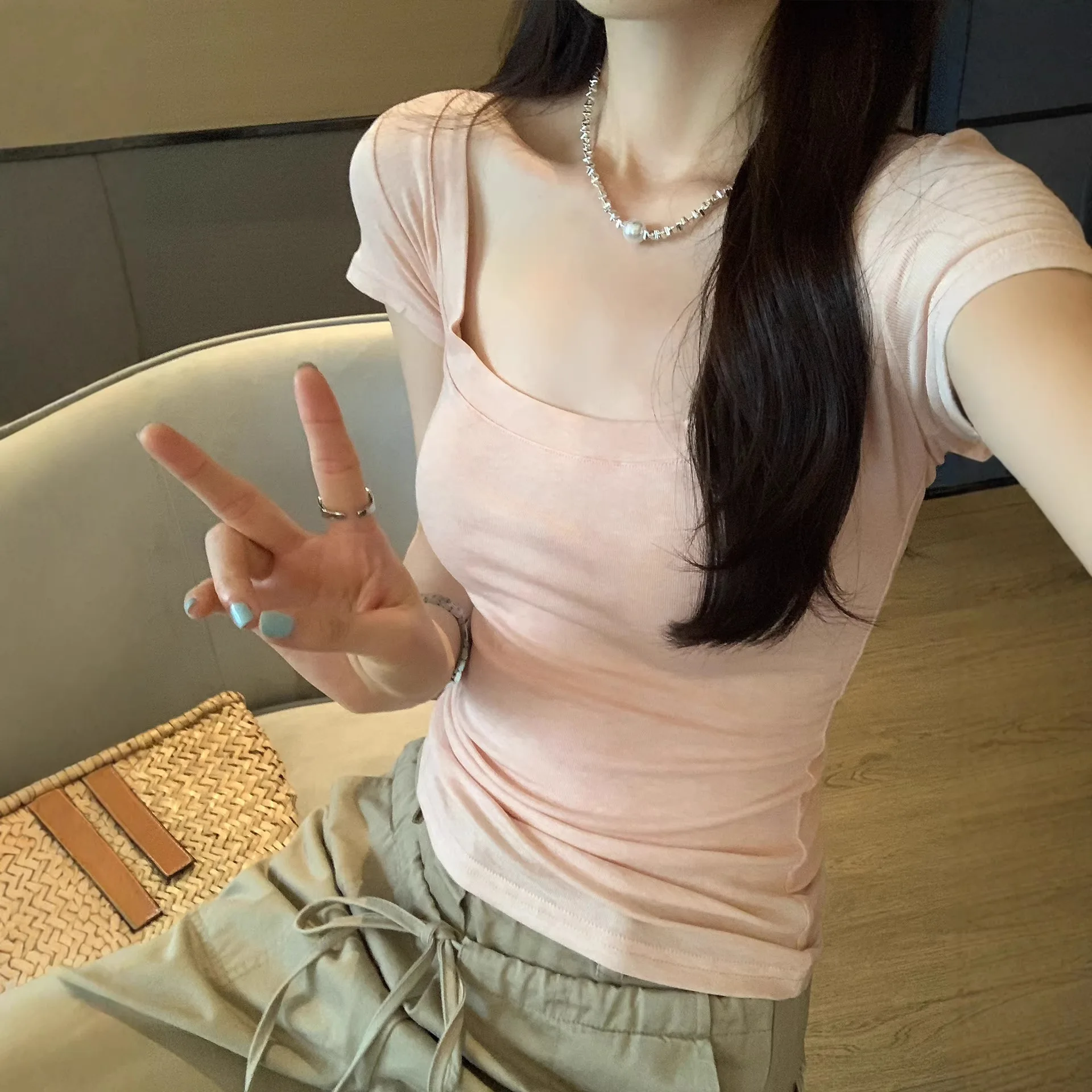 Solid Color U-neck Short-sleeved T-shirt 2026 Spring and Summer New Temperament Elegant Simple Fashion Versatile Beautiful Top
Solid Color U-neck Short-sleeved T-shirt 2026 Spring and Summer New Temperament Elegant Simple Fashion Versatile Beautiful Top