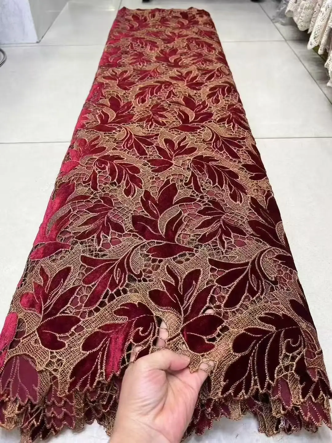 African Velvet Lace Sequins Fabric Royal Blue 2025 High Quality Nigerian Lace Embroidered Fabric For Women Wedding Party Sewing
African Velvet Lace Sequins Fabric Royal Blue 2025 High Quality Nigerian Lace Embroidered Fabric For Women Wedding Party Sewing