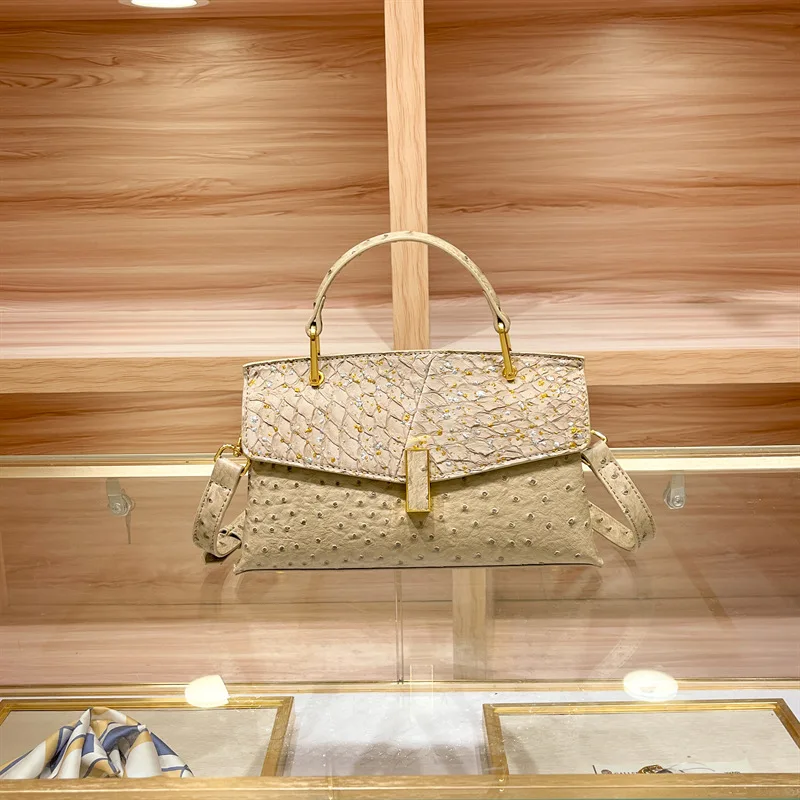 Элегантная кожаная сумка-тоут для подгузников от дизайнерской модной линии класса люкс, большая вместительная сумка через плечо для создания эффектного образа.
Элегантная кожаная сумка-тоут для подгузников от дизайнерской модной линии класса люкс, большая вместительная сумка через плечо для создания эффектного образа.