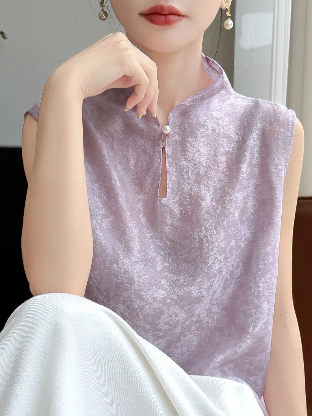 Elegant Pearl Buttonless Sleeveless Stand Collar Chinese Style Shirt for Women Lightweight Luxury Top in Ogees Fabric
Elegant Pearl Buttonless Sleeveless Stand Collar Chinese Style Shirt for Women Lightweight Luxury Top in Ogees Fabric