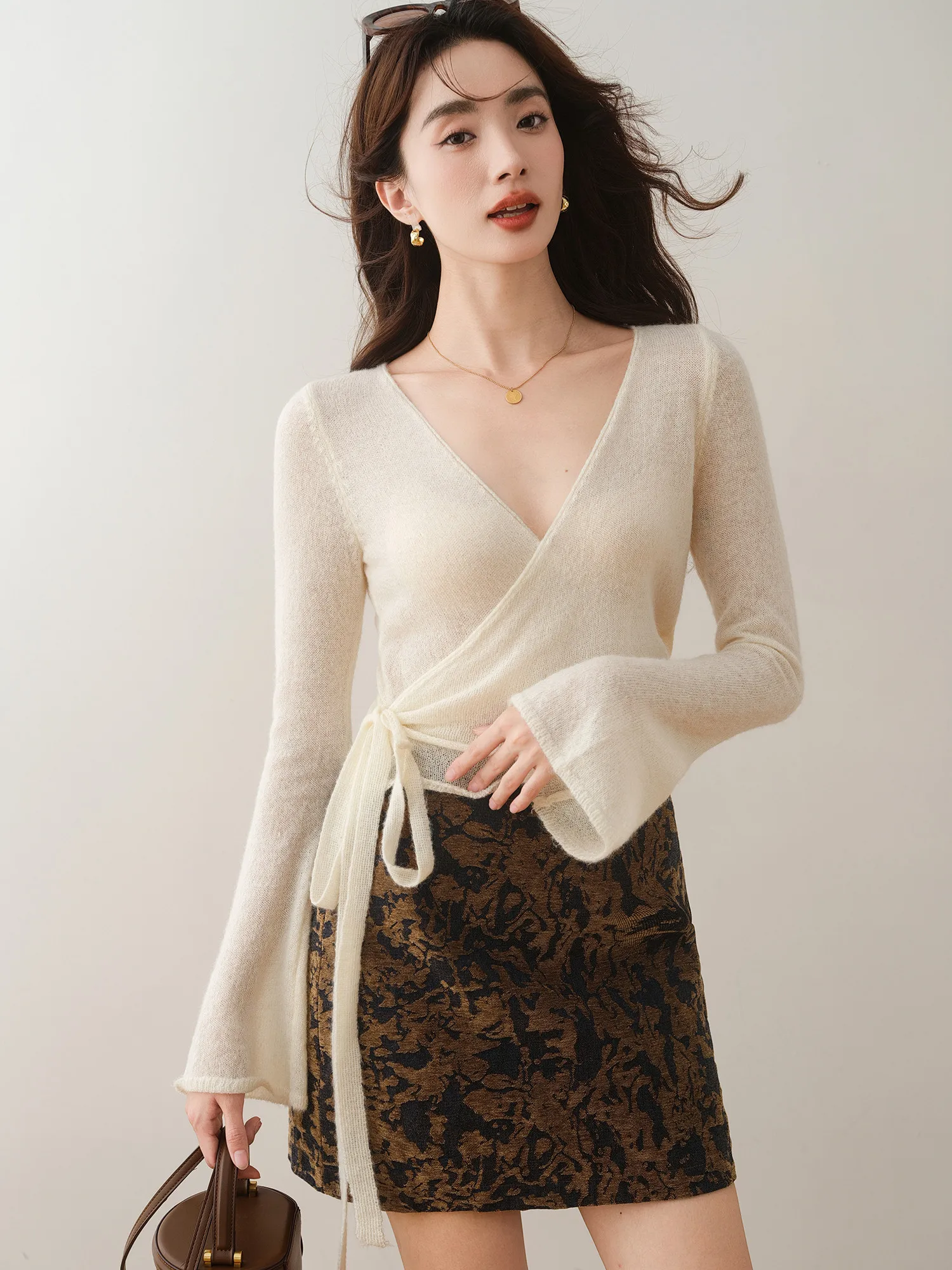 Приталенный трикотажный джемпер с V-образным вырезом Ronron Pure Desire с перекрестным поясом, рукавами-колокол и утяжкой на талии, осенне-зимний, новый дизайн, женственный, для повседневной носки
Приталенный трикотажный джемпер с V-образным вырезом Ronron Pure Desire с перекрестным поясом, рукавами-колокол и утяжкой на талии, осенне-зимний, новый дизайн, женственный, для повседневной носки