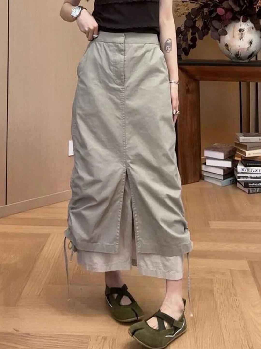 Korean Retro Half-length Skirt with Drawstring Mid-length Fashion Design for Women Summer 2026 Workwear Style Split Design
Korean Retro Half-length Skirt with Drawstring Mid-length Fashion Design for Women Summer 2026 Workwear Style Split Design
