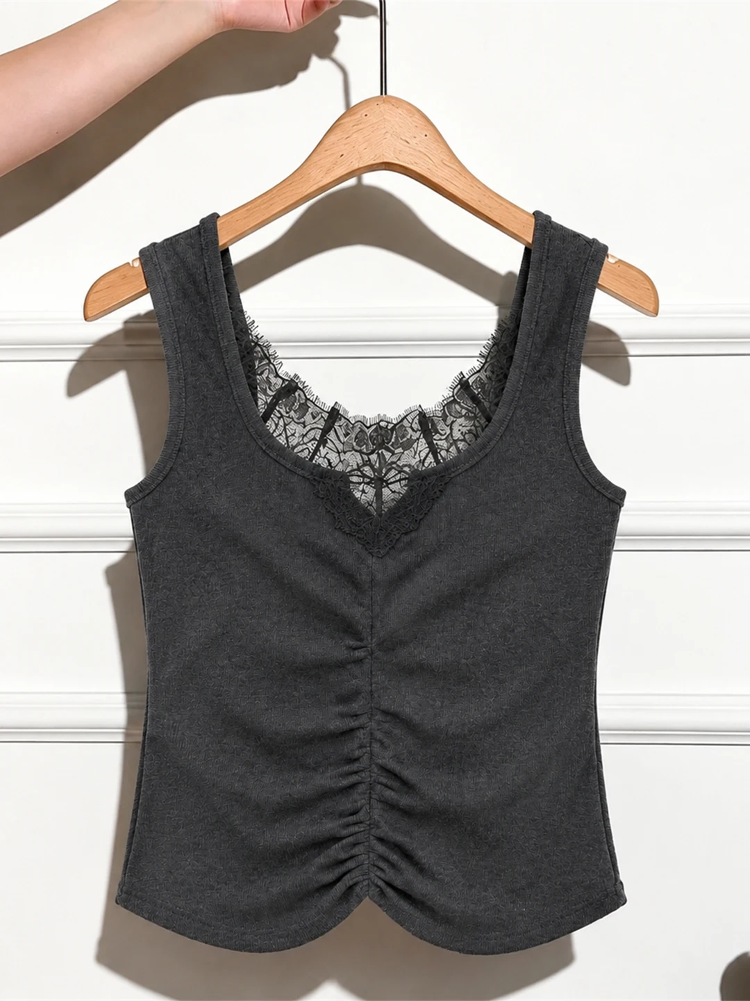 Elegant Lace Patchwork Sleeveless Vest 2026 Summer Commute Style Premium Sensation Lightweight Top Korean Version Slim Fit
Elegant Lace Patchwork Sleeveless Vest 2026 Summer Commute Style Premium Sensation Lightweight Top Korean Version Slim Fit