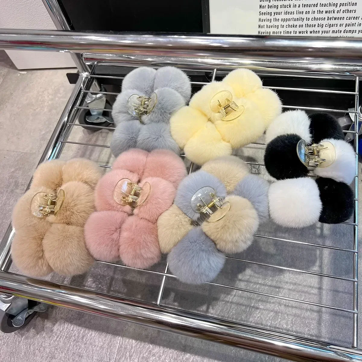 Otter Rabbit Fur Ball Large Claw Clip Winter Plush Hair Claw Fashionable Versatile Crab Hair Clip Women Girl's Hair Accessories
Otter Rabbit Fur Ball Large Claw Clip Winter Plush Hair Claw Fashionable Versatile Crab Hair Clip Women Girl's Hair Accessories
