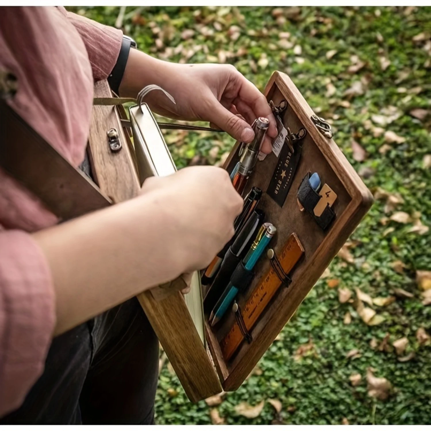 1pc Wooden Writer's Box, Wright Mason Jaywood Organizer Briefcase With PU Leather Strap, Portable Desk Writing Kit, Stationery
1pc Wooden Writer's Box, Wright Mason Jaywood Organizer Briefcase With PU Leather Strap, Portable Desk Writing Kit, Stationery