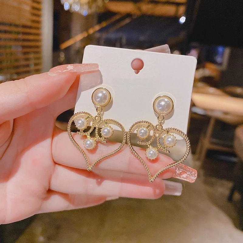 Retro big heart fashion simple hollow earrings exaggerated personality embedded anti pearl earrings graduation season jewelry
Retro big heart fashion simple hollow earrings exaggerated personality embedded anti pearl earrings graduation season jewelry