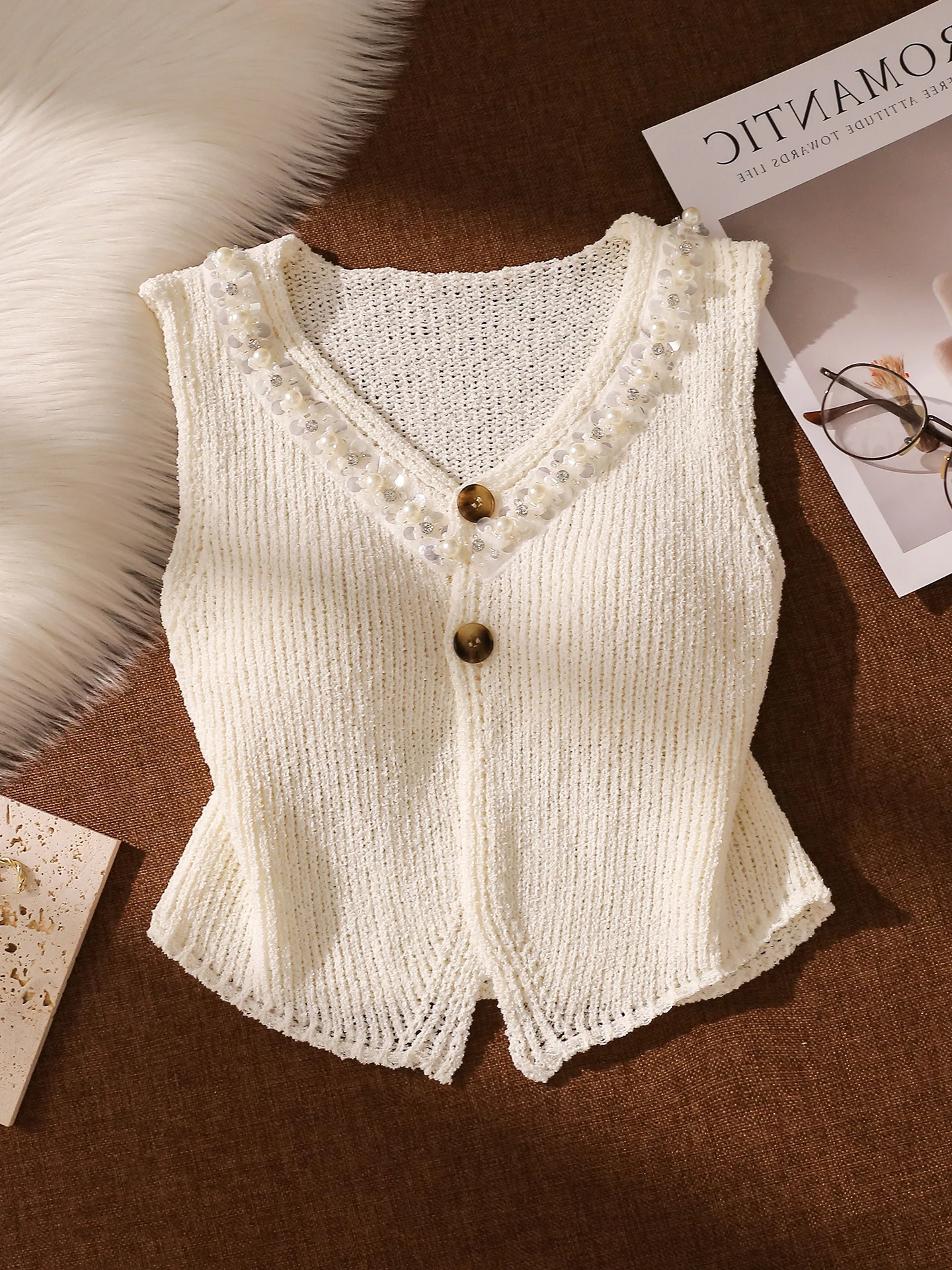 Высококачественный вязаный жилет в стиле ретро Spicy Girl с V-образным вырезом и бисером, женский летний дизайн, майка на бретелях, верхняя одежда, полиэфирное волокно
Высококачественный вязаный жилет в стиле ретро Spicy Girl с V-образным вырезом и бисером, женский летний дизайн, майка на бретелях, верхняя одежда, полиэфирное волокно