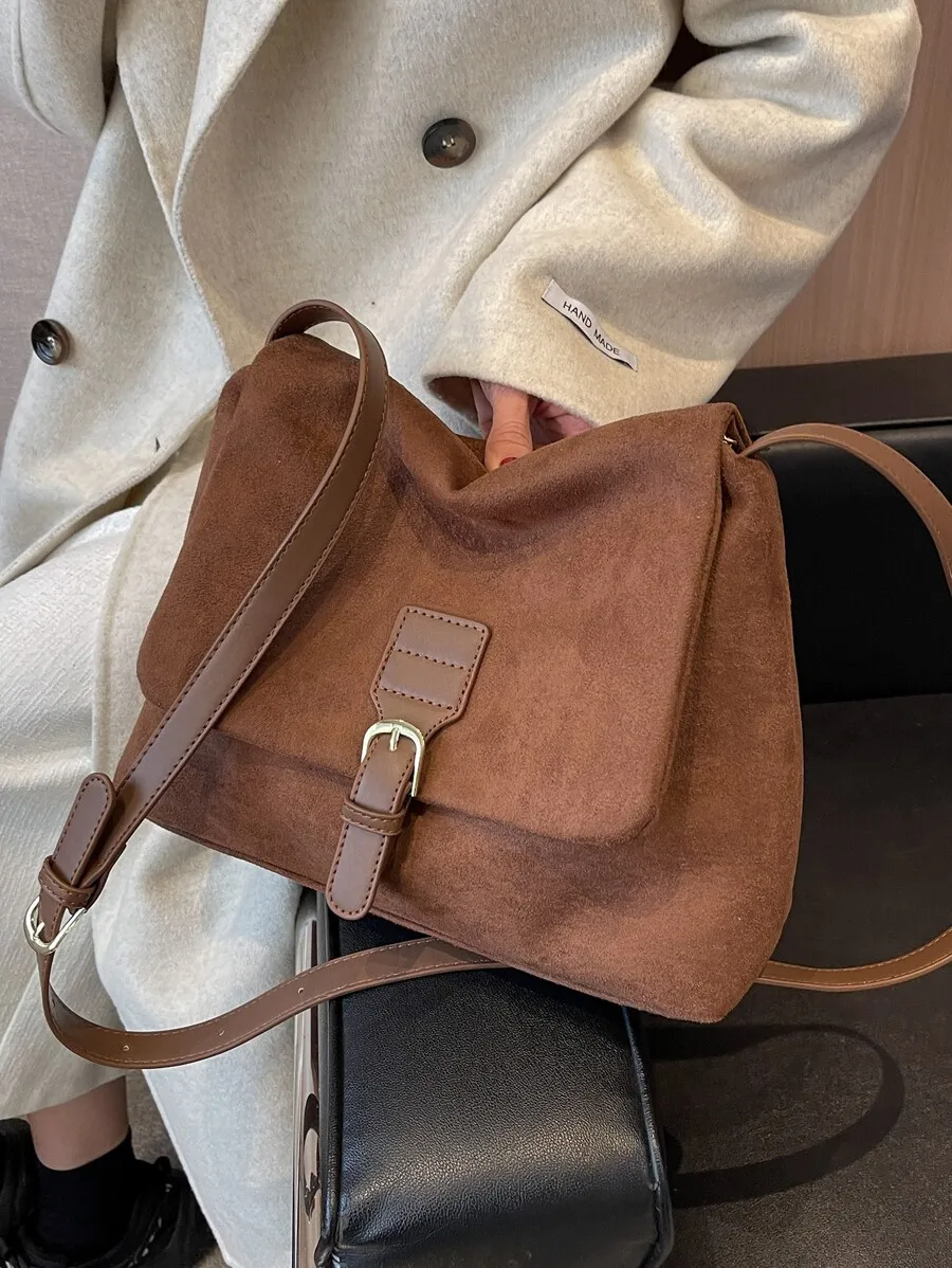 Buckle Decor Flap Hobo Bag
Buckle Decor Flap Hobo Bag