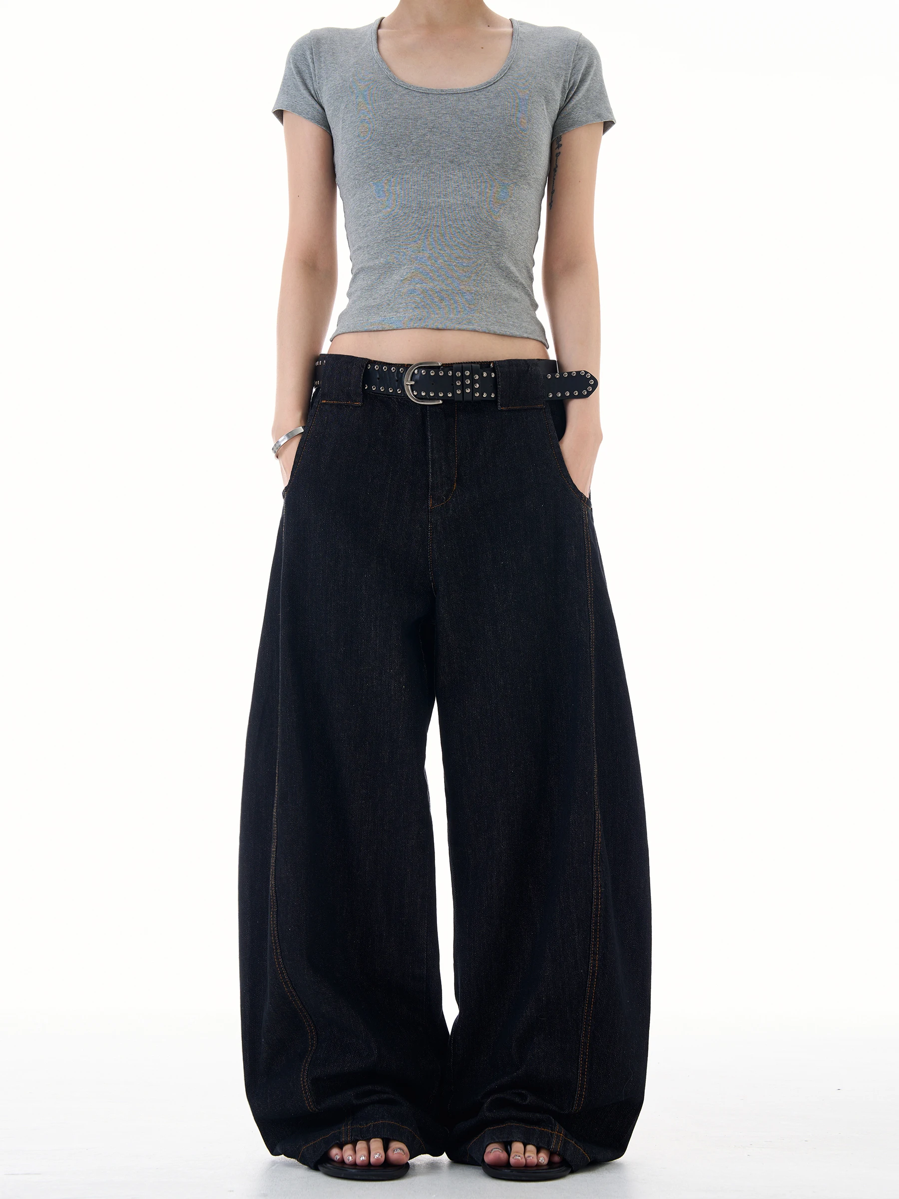 Джинсы MADWITCH Vintage: простые, широкие, свободные, повседневные, с эффектом «ножевого» кроя, в американском стиле.
Джинсы MADWITCH Vintage: простые, широкие, свободные, повседневные, с эффектом «ножевого» кроя, в американском стиле.