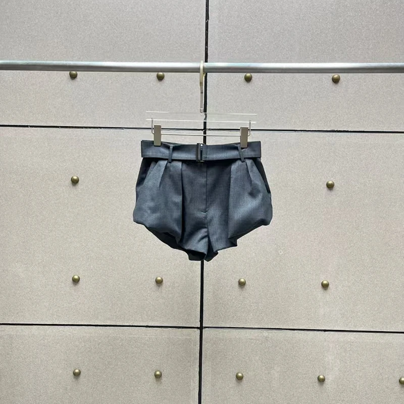 Gray simple everything flower buds high waist leisure wide leg suit A line shorts women 2025 spring and autumn new
Gray simple everything flower buds high waist leisure wide leg suit A line shorts women 2025 spring and autumn new