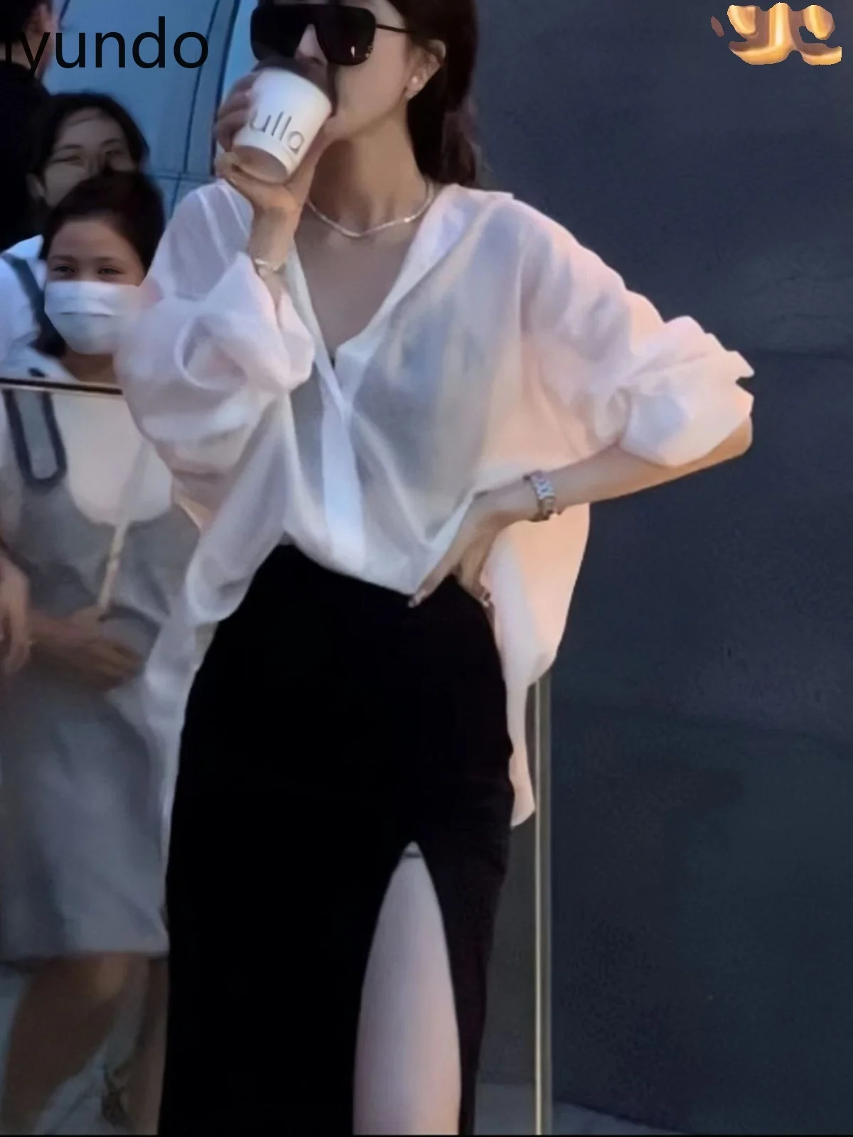 Women's Summer Sun Protection Shirt Lightweight Breathable UV Top with Back Tie Slit Design Trendy Mid-Length Cardigan Jacket
Women's Summer Sun Protection Shirt Lightweight Breathable UV Top with Back Tie Slit Design Trendy Mid-Length Cardigan Jacket
