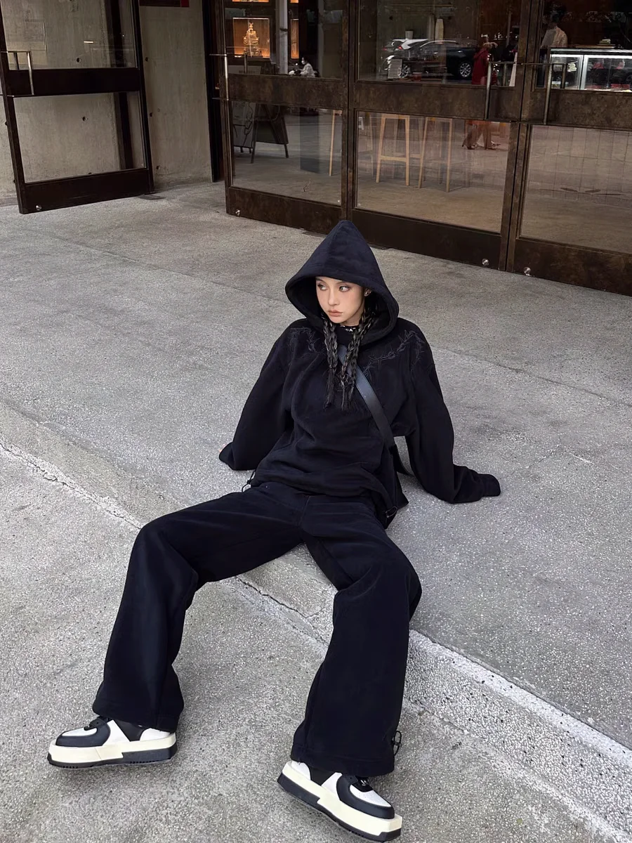 Women's Vintage American Style Sweatsuit 2025 Fall Winter Fleece-Lined Embroidery Hoodie Joggers Set
Women's Vintage American Style Sweatsuit 2025 Fall Winter Fleece-Lined Embroidery Hoodie Joggers Set