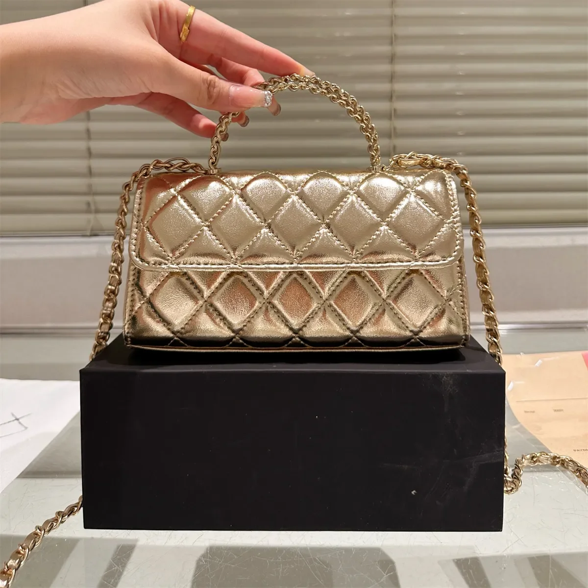 Дизайнерская сумка-тоут для женщин, сумка через плечо, кроссбоди, с ромбовидным узором, с золотой цепочкой, 19x10 см
Дизайнерская сумка-тоут для женщин, сумка через плечо, кроссбоди, с ромбовидным узором, с золотой цепочкой, 19x10 см