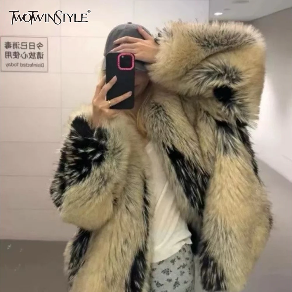 TWOTWINSTYLE Solid Spliced Fur Jacket Female Lapel Long Sleeve Loose Light Luxury Women's Jackets Autumn Fashion New Clothing
TWOTWINSTYLE Solid Spliced Fur Jacket Female Lapel Long Sleeve Loose Light Luxury Women's Jackets Autumn Fashion New Clothing
