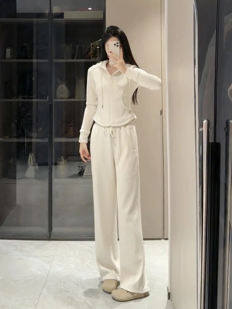 Fashionable Sporty Two-Piece Set for Women Hooded Sweatshirt Wide Leg Pants Autumn Winter Casual Comfortable Elegant Style
Fashionable Sporty Two-Piece Set for Women Hooded Sweatshirt Wide Leg Pants Autumn Winter Casual Comfortable Elegant Style